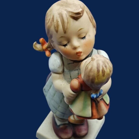 Hummel Goebel Vtg Figurine "Kiss Me" Girl With Doll '6' - Picture 5 of 10